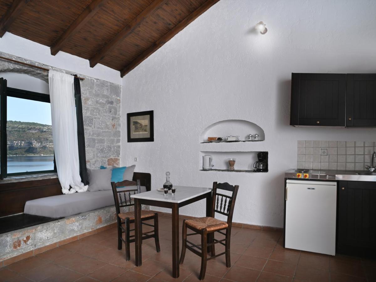 Selana Studios Néon Oítilon Esterno foto